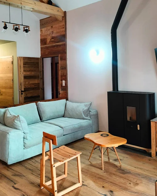 🌿 Profitez des Orres en toute saison dans un confortable Chalet 10 personnes ! 🌞🍂

𝐓𝐚𝐫𝐢𝐟𝐬 𝐞𝐧 𝐛𝐚𝐢𝐬𝐬𝐞 ! bit.ly/3Wt28lY

Vous rêvez d’un séjour en montagne, au cœur d’un cadre préservé et ressourçant ? 
Le chalet Du Trappeur aux Orres vous ouvre ses portes pour des vacances tout confort, que ce soit au printemps, en été ou en automne !

🏡 Notre chalet, c’est :

• 4 chambres spacieuses pouvant accueillir jusqu’à 8 personnes.
• Une vue imprenable sur les montagnes et la forêt.
• Tout le confort moderne : cuisine équipée, salon cosy, terrasse, wifi…
• Un emplacement idéal : à proximité des sentiers de randonnée, du lac de Serre-Ponçon et des activités estivales (VTT, via ferrata, baignade…).
• Les services de l'Hôtel les Trappeurs à côté (accès sauna et salle de sport, livraison de repas, gardiennage..etc

Réveillez-vous au chant des oiseaux et profitez des premières randonnées dans une nature en fleurs. Pratiquez sports en plein air et farniente sous le soleil alpin. Et venez savourer les produits locaux dans une ambiance chaleureuse.

🌞 Les Orres, c'est une station qui bouge avec des événements et des animations toute la saison et une multitude d'activités : rafting, hydrospeed, kayak, randonnée, VTT, Jungle aventure, via ferrata, équitation, tir à l'arc... Il y en a pour tous les goûts et tous les niveaux!

🔍 Envie d’en savoir plus ?

👉 bit.ly/3Wt28lY

📅 Réservez dès maintenant pour garantir vos dates préférées dans un coin de paradis

#ChaletDuTrappeur #CoteVacances #LesOrres #HotelLesTrappeurs #Montagne #MontagneEte #ChaletALouer  #HautesAlpes
