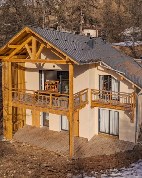 🌿🏔️ Évadez-vous aux Orres dans un chalet tout confort, été comme automne ! 🌲☀️

🔻 Les prix baissent, c’est le moment d’en profiter ! → bit.ly/3Wt28lY

Envie d’un séjour nature au grand air ? Le Chalet du Trappeur vous accueille aux Orres dans un cadre apaisant, entre montagne et forêt, pour des vacances inoubliables en toute saison !

✨ Ce qui vous attend : 
• 4 chambres accueillantes pour des séjours jusqu’à 8 personnes
• Une vue panoramique à couper le souffle
• Cuisine équipée, salon cocooning, grande terrasse, wifi…
• Accès facile aux randos, au lac de Serre-Ponçon, VTT, via ferrata et autres activités
• Services + de l’Hôtel Les Trappeurs juste à côté : sauna, salle de sport, repas livrés, etc.

🌼 Du printemps à l’automne, c’est le paradis des amoureux de la montagne : réveils paisibles, aventures en plein air, produits locaux et ambiance conviviale.

🎉 Et avec les animations et événements des Orres tout au long de la saison, il y a toujours quelque chose à découvrir : rafting, escalade, équitation, tir à l’arc, Jungle aventure… Il y en a pour toute la famille !

📆 Ne tardez pas, les meilleures dates partent vite !
🔗 bit.ly/3Wt28lY

#ChaletDuTrappeur #VacancesEnMontagne #LesOrres #HotelLesTrappeurs #Nature #ChaletDeCharme #EvasionAlpine #HautesAlpes