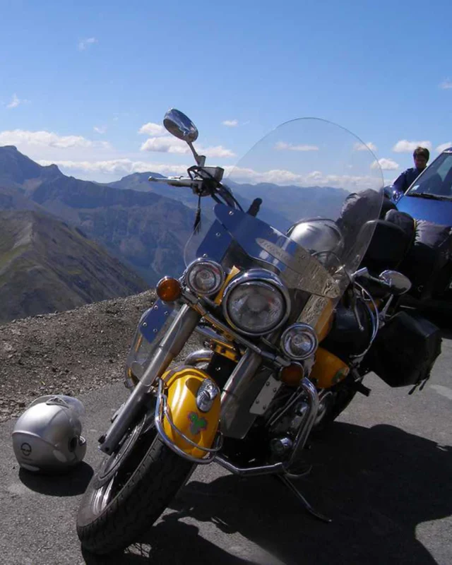 🏍️🚗 Les Clubs autos & motos font halte à l’Hôtel Les Trappeurs ! 🏔️

Comme chaque année, Les Orres deviennent le spot idéal pour une étape détente sur la légendaire Route des Alpes !

🎯 À partir de 75 € / personne / jour en demi-pension

🌄 Profitez d’un cadre exceptionnel :
• Route la plus haute d’Europe
• Village de Saint-Véran
• Cols mythiques : Izoard, Lautaret
• Lac de Serre-Ponçon…

🚵‍♂️ Activités organisées :
Rafting, randos, descente VTT, quad, cheval, tyrolienne… ou tout simplement farniente !

✅ On vous propose aussi :
• Cartes & circuits motos/autos
• Réunions, étapes, balades en étoile
• Bourses d’échange
• Salles à disposition
• Barbecue, animations
• Parking gratuit & gardiennage sécurisé

📋 Demande de devis groupe ici : bit.ly/467356P

Rejoignez la communauté des passionnés à la montagne ! 🏞️

#HotelLesTrappeursByCoteVacances #LesTrappeurs #CôtéVacances #LesOrres #ÉtéAlpin #VacancesNature #HôtelDeMontagne #ClubsAutos #ClubsMotos #LeRendezVousdesMotards #PrintempsÉté2025