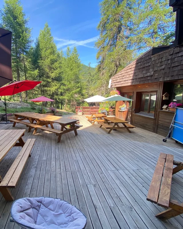 ☀️ Envie de nature, de soleil et de moments inoubliables ?

Bienvenue sur la terrasse ensoleillée de l’Hôtel Les Trappeurs By Côté Vacances, nichée au cœur de la nature préservée des Orres 🌲🏔

Que ce soit été comme hiver, elle est le lieu de rendez-vous de toutes les belles occasions :

💍 mariages en pleine montagne
🔥 barbecues conviviaux
🍻 apéros entre amis

… toujours dans une ambiance chaleureuse et détendue !

Imaginez-vous, un verre à la main, en pleine nature, au calme, avec votre famille et vos amis, le soleil caressant votre visage…
C’est plus qu’un séjour, c’est une expérience à vivre !

📅 Réservez dès maintenant à des tarifs attractifs 👉 bit.ly/3wkERGs
🎁 Découvrez nos offres spéciales 👉 bit.ly/415lUFu

#CoteVacances #HotelLesTrappeursByCoteVacances #LesOrres #HautesAlpes #VacancesMontagne #NatureEtDétente #ÉtéÀLaMontagne #WeekendsToniques